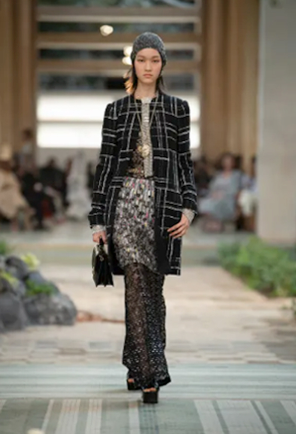 CHANEL-DAKAR-FASHION-SHOW-Métiers-d'art-2022-23 -LOOK-59