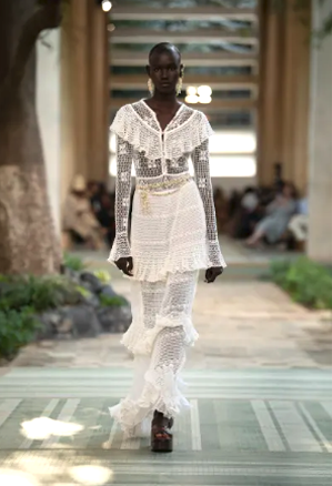 DN-AFRICA - CHANEL - DAKAR FASHION SHOW -Métiers d'art 2022-23  - LOOK 43