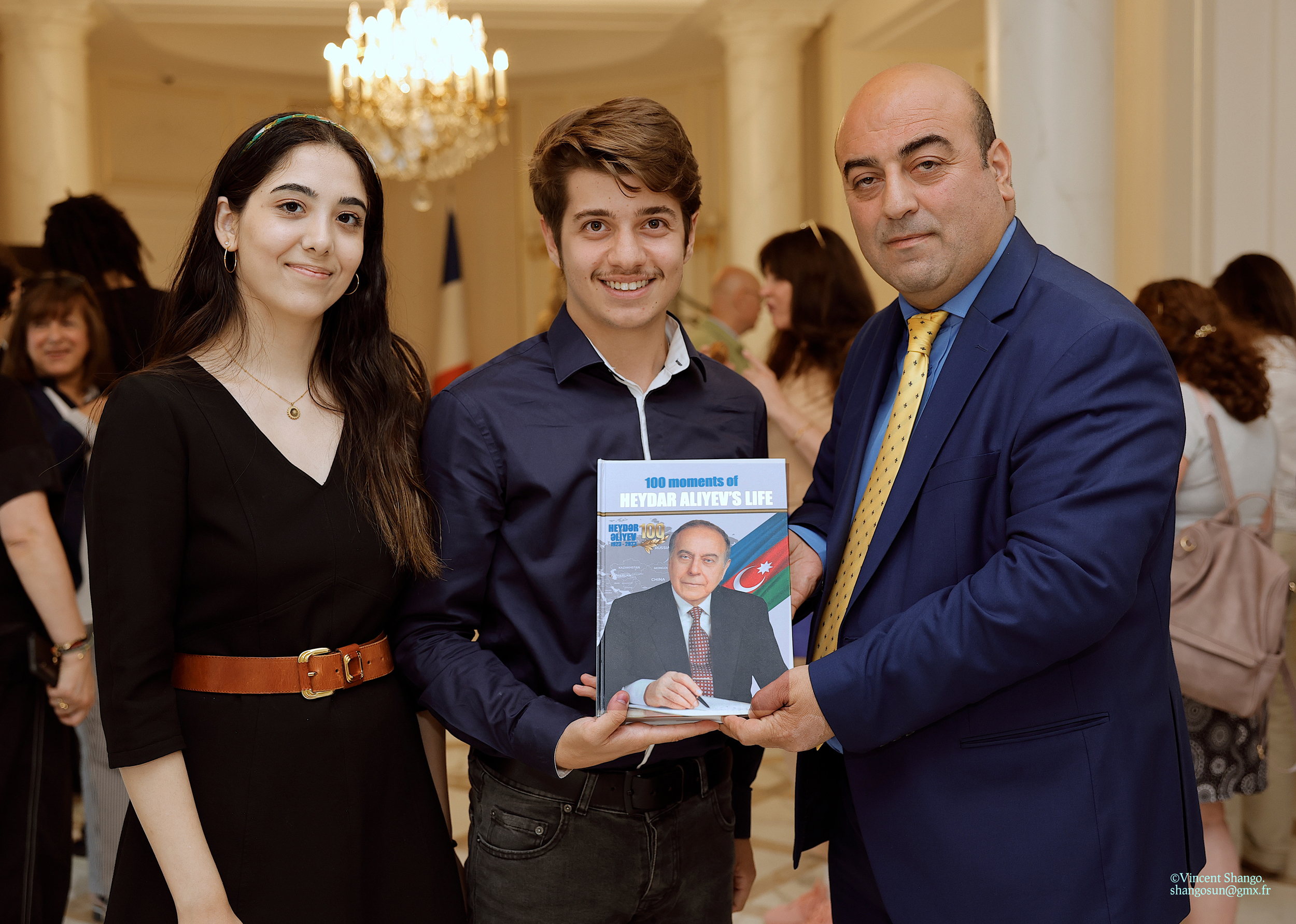100 Moments de la vie de Heydar Aliyev - Emin Nasirli - l'auteur et rédacteur en chef de Mon Azerbaïdjan Magazine - Service culturel de l'Ambassade d'Azerbaïdjan - L'Association DIALOGUE FRANCE AZERBAÏDJAN invite à une table ronde Littéraire - Spéciale Dédicace
