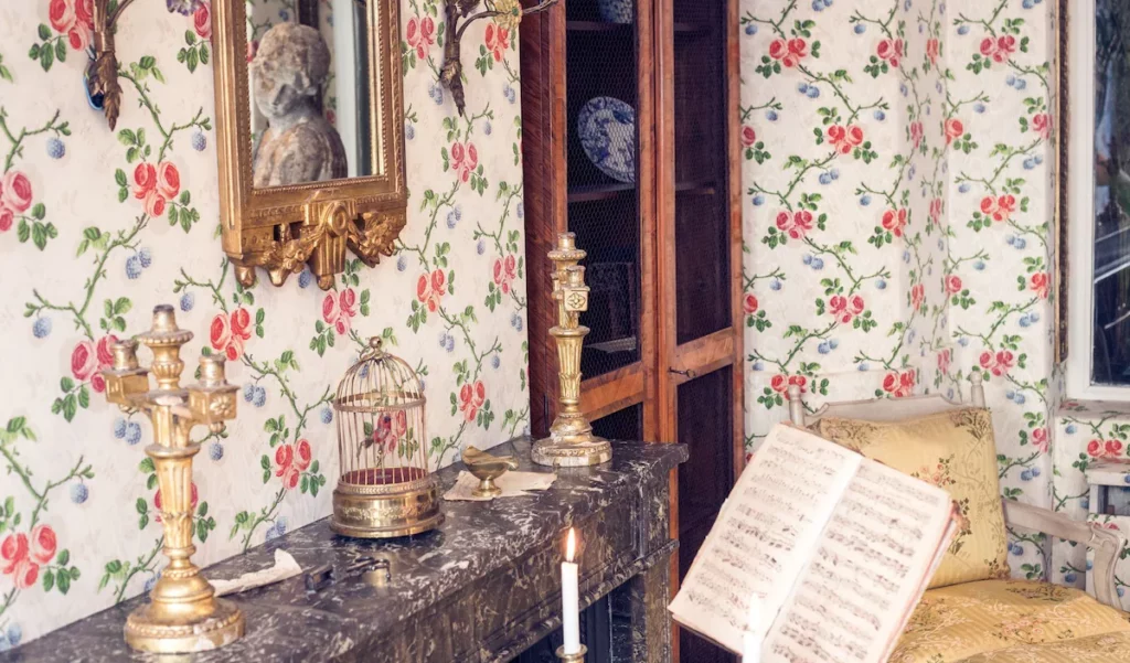 Hôtel Caron de Beaumarchais – A Parisian Dream in the Marais - paris-hotel-caron-de-beaumarchais-picture Crystal Chandelier - The room